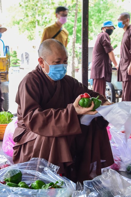 Continuing to support people in need in the Covid-19 pandemic of Hoang Phap Pagoda (series 4)